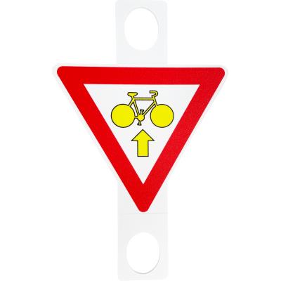 sous panneau de signalisation danger cycliste cédez le passage tout droit